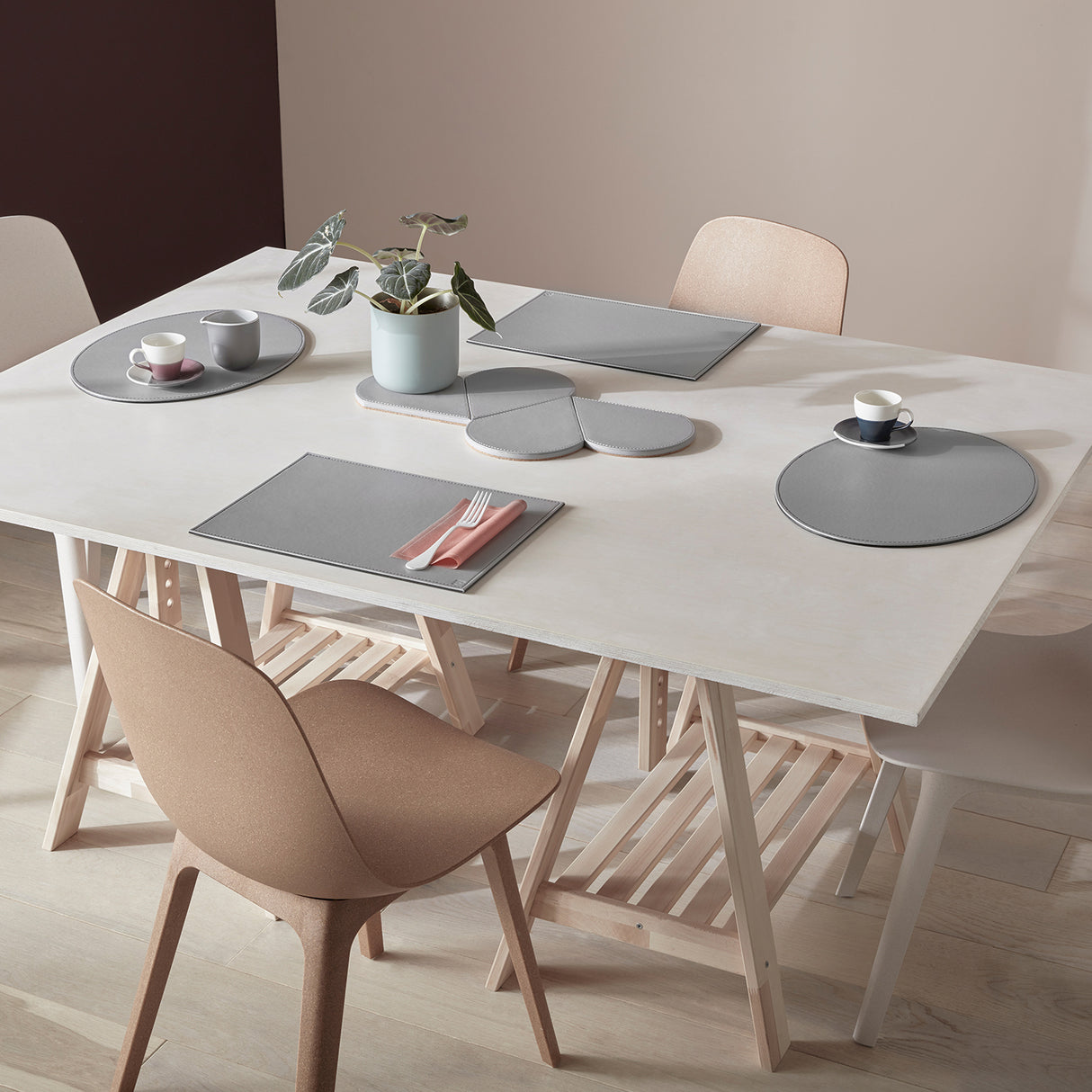 FREEFORM Platzset Duo in Grau und Weiß, rechteckiges Design, strapazierfähiges Tischset für den Essbereich.