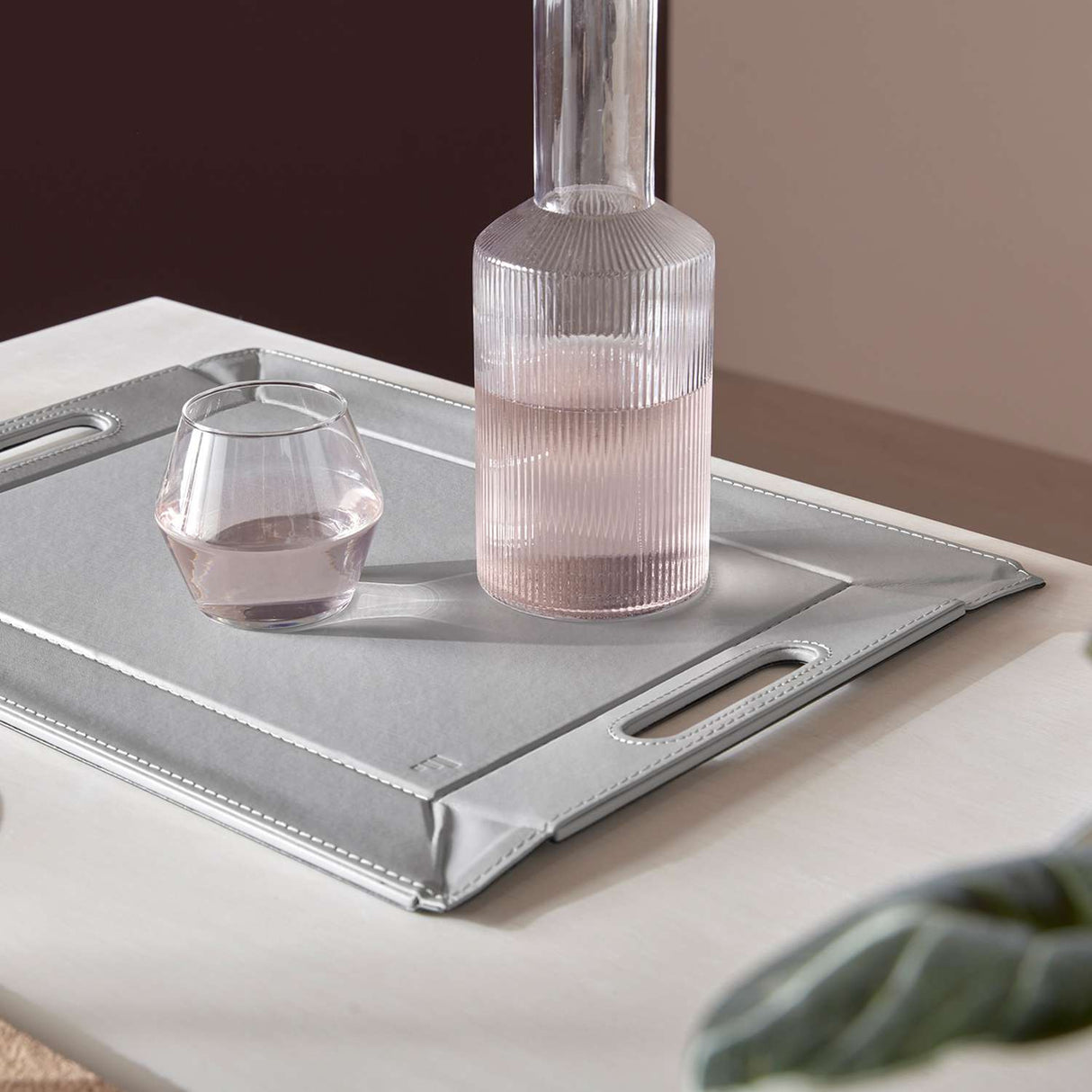 Wendetablett von Freeform, 2-in-1 Tablett und Tischset DUO, klein, mit beidseitigem Design und handlichem Griff.