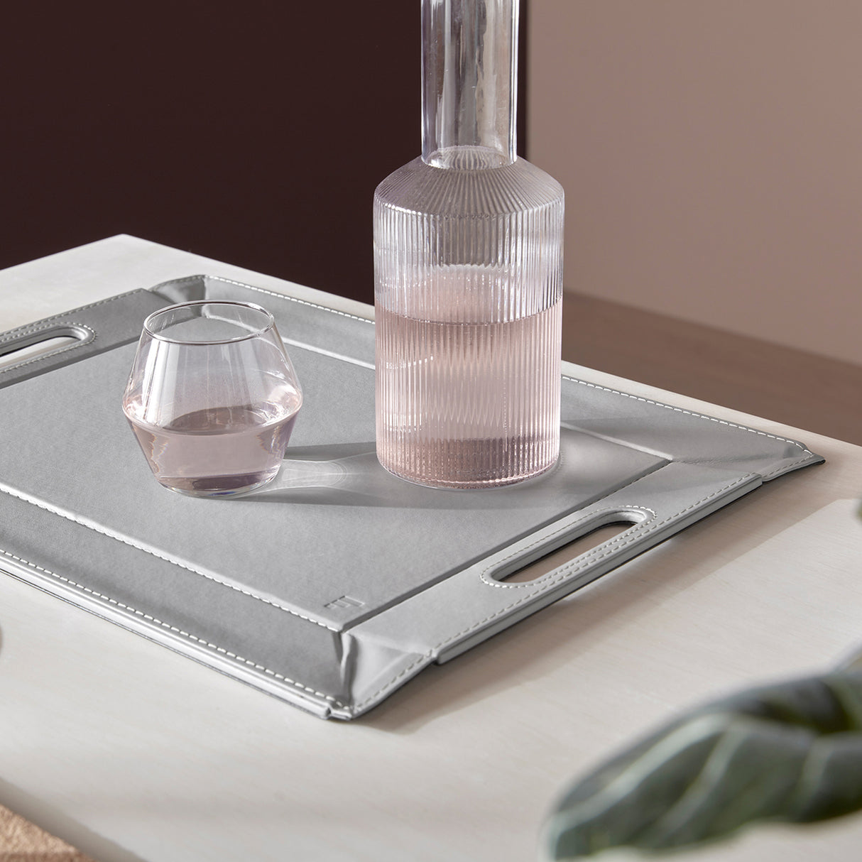 Großes Wendetablett von Freeform, 2-in-1 Tablett und Tischset DUO, beidseitig nutzbar, langlebiges Design, für bequemes Servieren