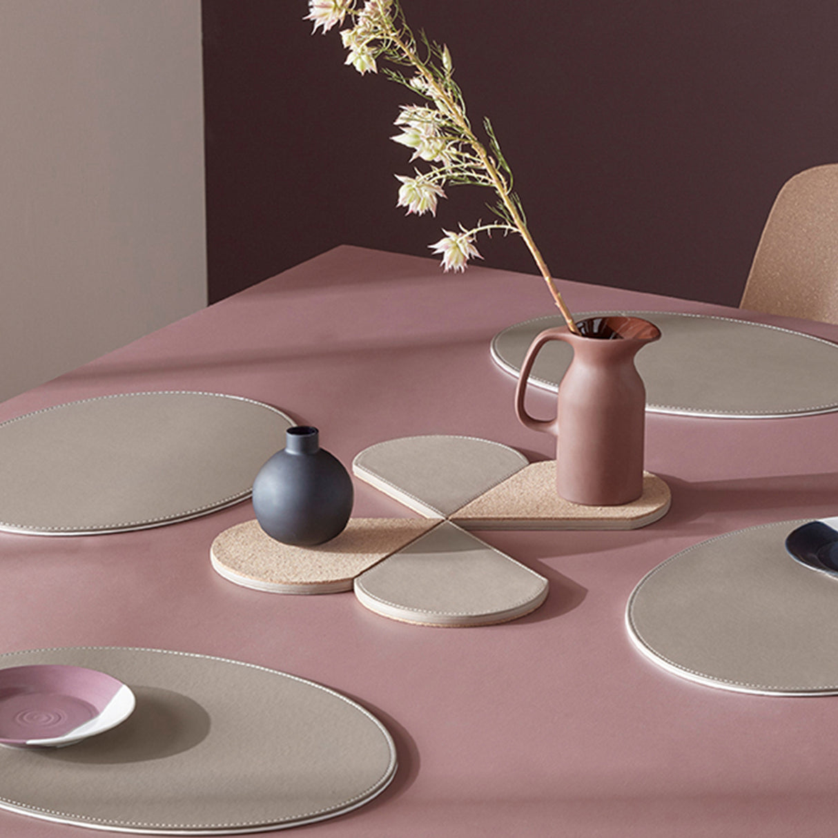 Ovales Platzset FREEFORM DUO in Taupe und Weiß, aus Stoff, schützt den Tisch elegant vor Kratzern und Flecken.