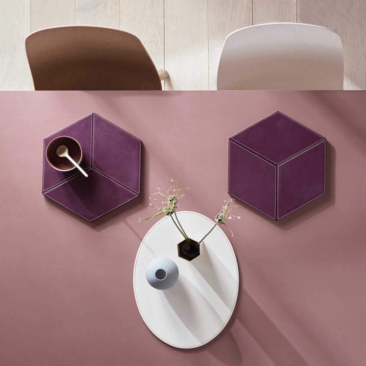 FREEFORM Platzset DUO in Pflaume und Elfenbein, ovales Design, strapazierfähiges Esszimmer-Set für Tische.