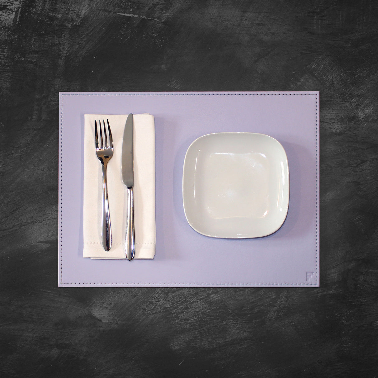 FREEFORM Platzset DUO in Flieder und Grau, rechteckiges Tischset aus Stoff, modernes Design für Esstisch.