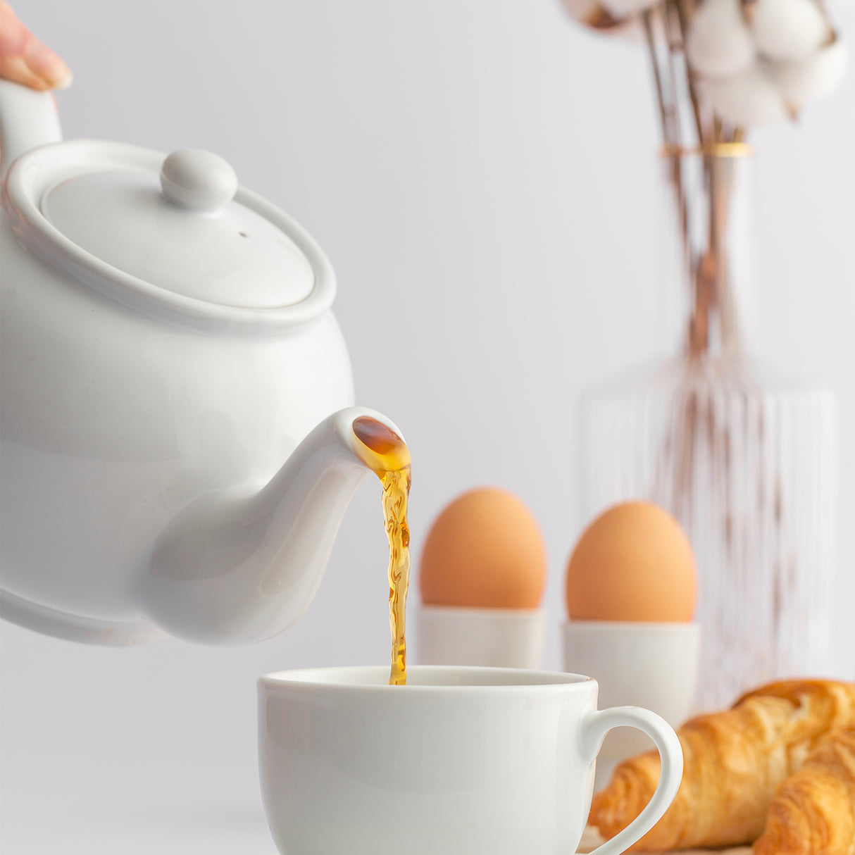 Weiße Teekanne von PRICE & KENSINGTON, elegante Teekanne mit modernem Design, perfekt für Teezeremonien und Teeliebhaber.