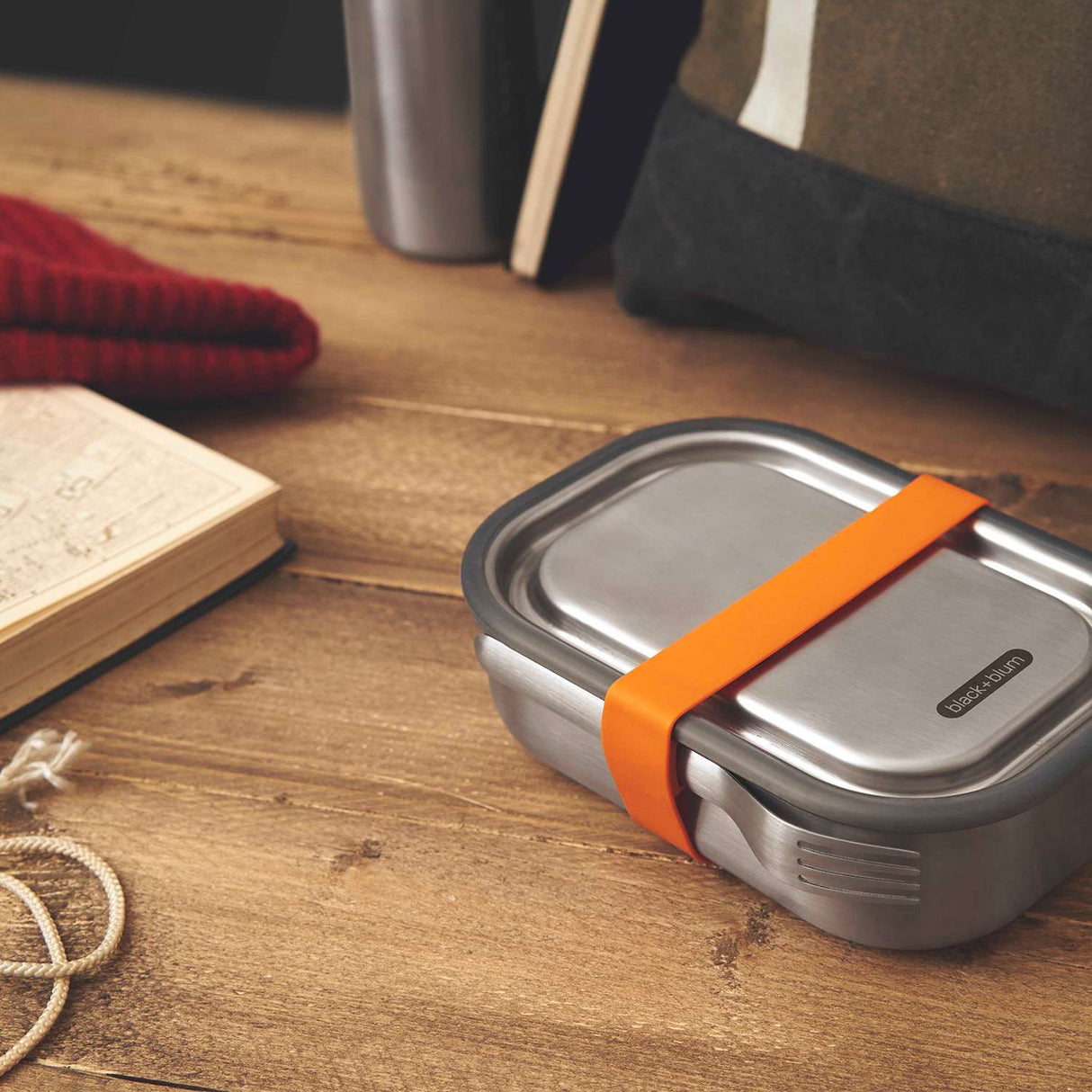 Edelstahl Lunchbox von black+blum mit Vakuumverschluss, 1000 ml, langlebig und praktisch für unterwegs.