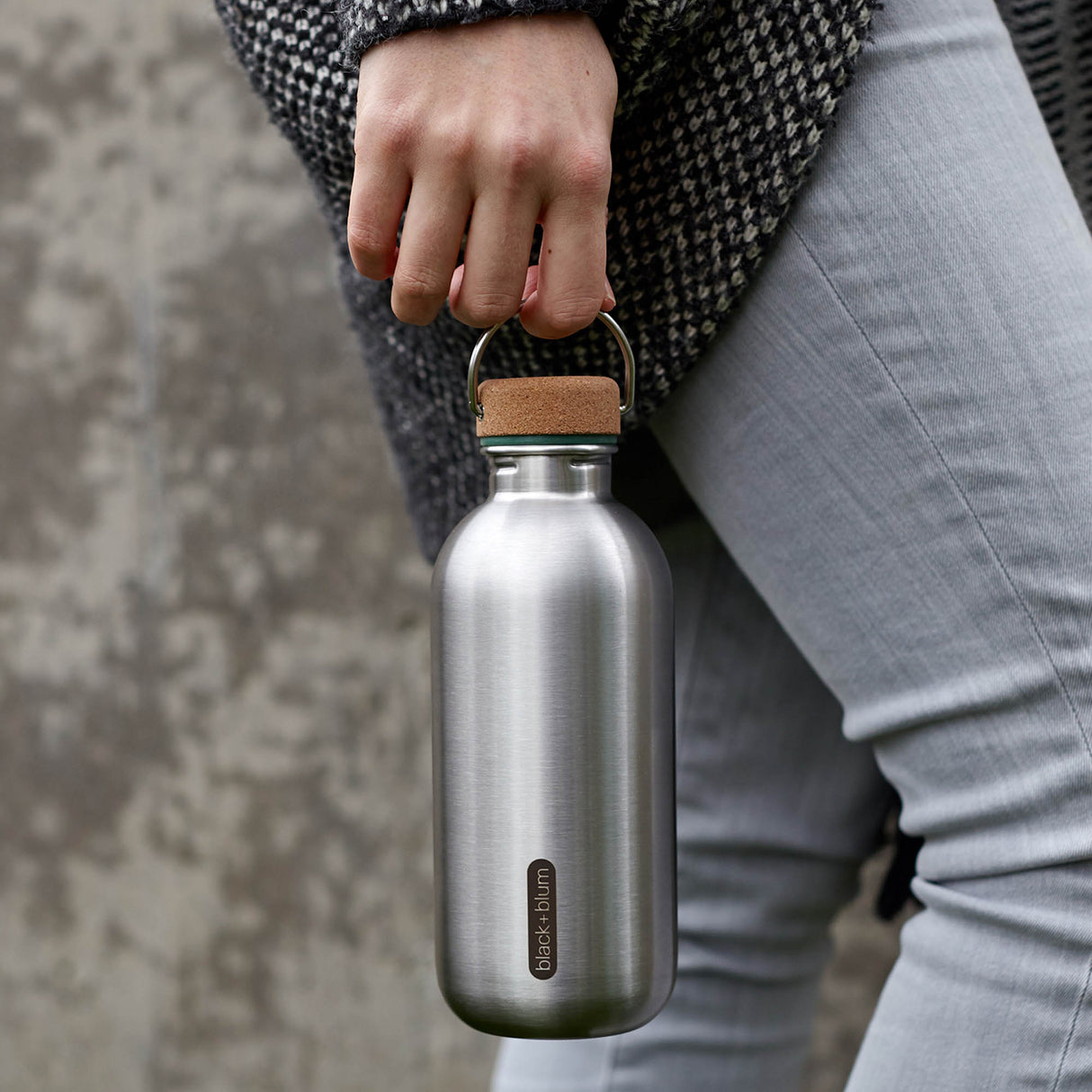 Schwarze BLACK+BLUM Trinkflasche Classic aus Edelstahl, 600 ml Fassungsvermögen, mit Schraubverschluss und transparentem Wasserstand.