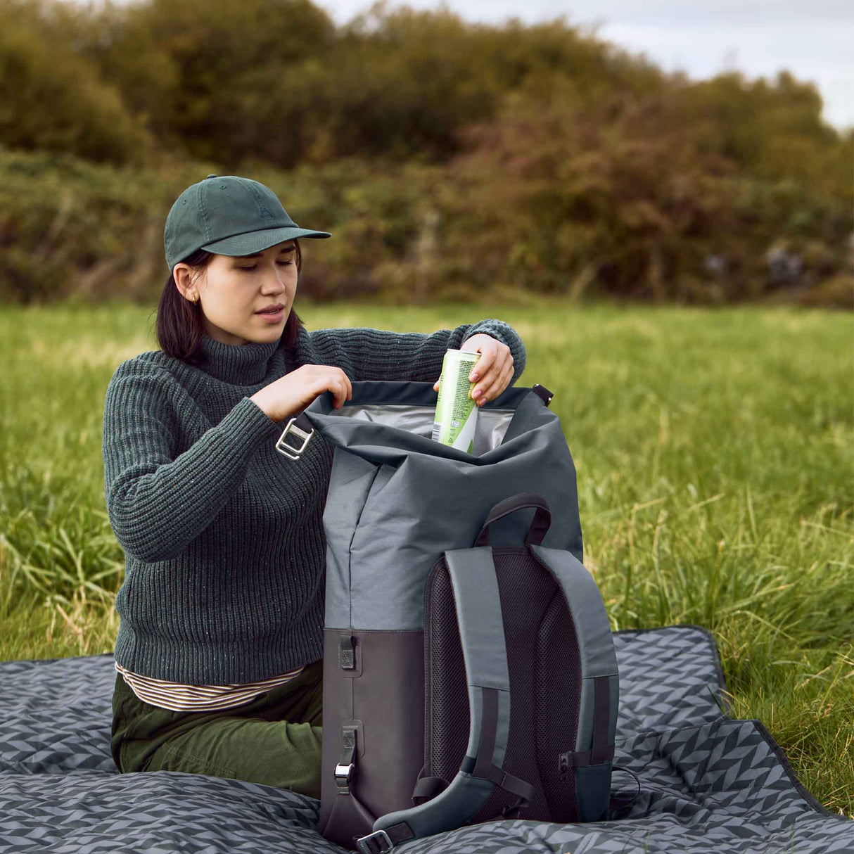 Grüne faltbare Kühltasche von BLACK+BLUM, isolierte Kühltasche für unterwegs, faltbar und praktisch.