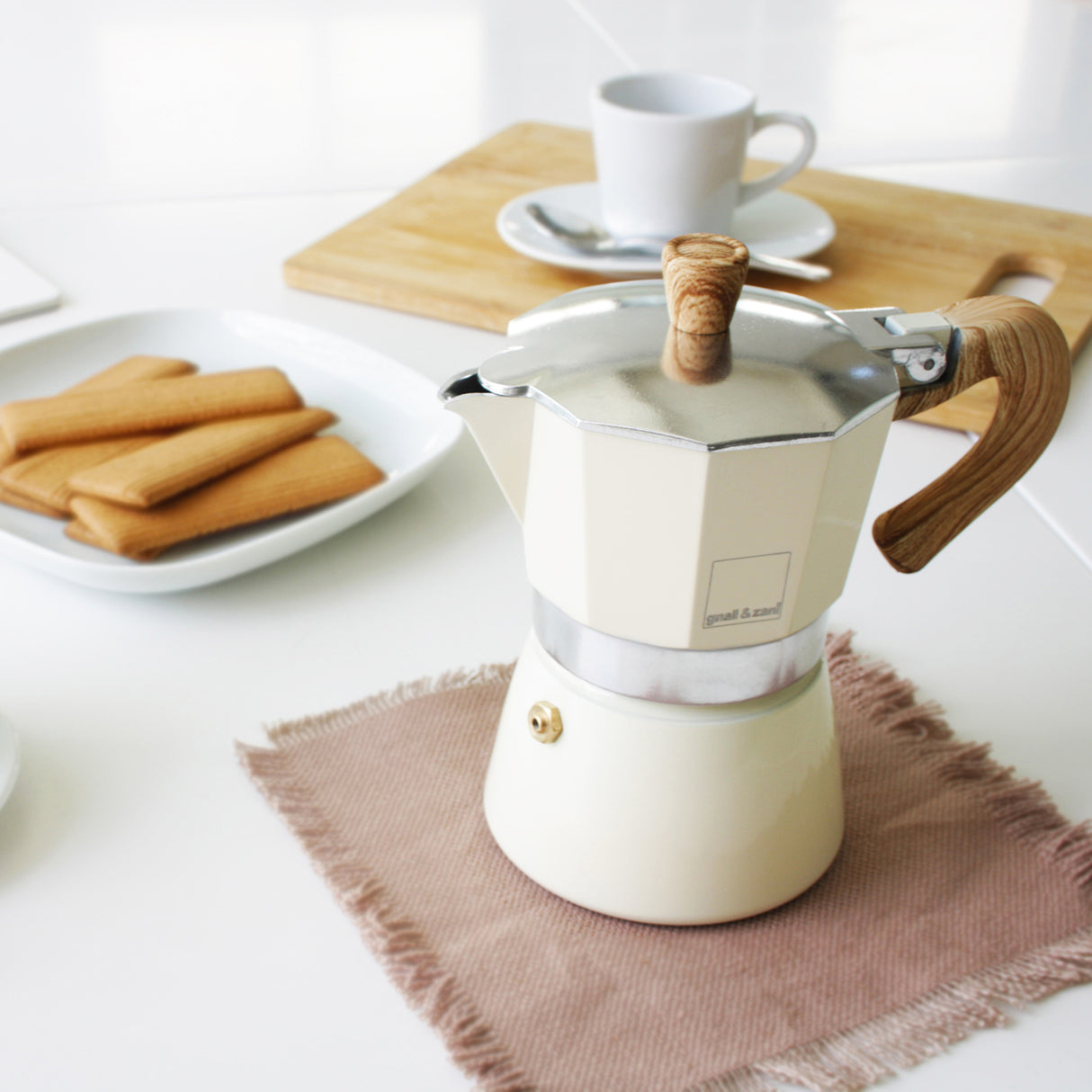 Espressokocher von GNALI & ZANI in Creme, Venezia-Design aus Edelstahl und Kunststoff, gut sichtbar im Bild.