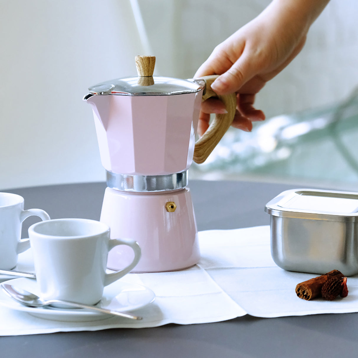 Gnali & Zani Espressokocher Venezia in Pink, elegante Kaffeekanne aus Edelstahl für Espresso, Nahaufnahme