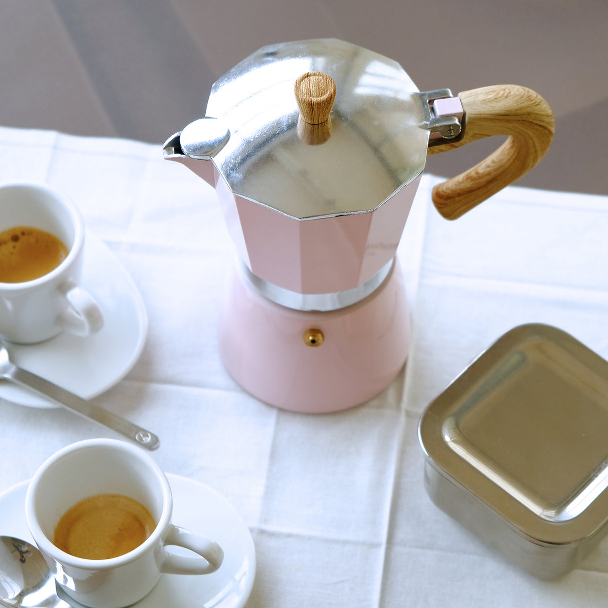 Rosa Espressokocher von GNALI & ZANI, Modell Venezia, mit Griff und Deckel, für Kaffeezubereitung auf dem Herd.