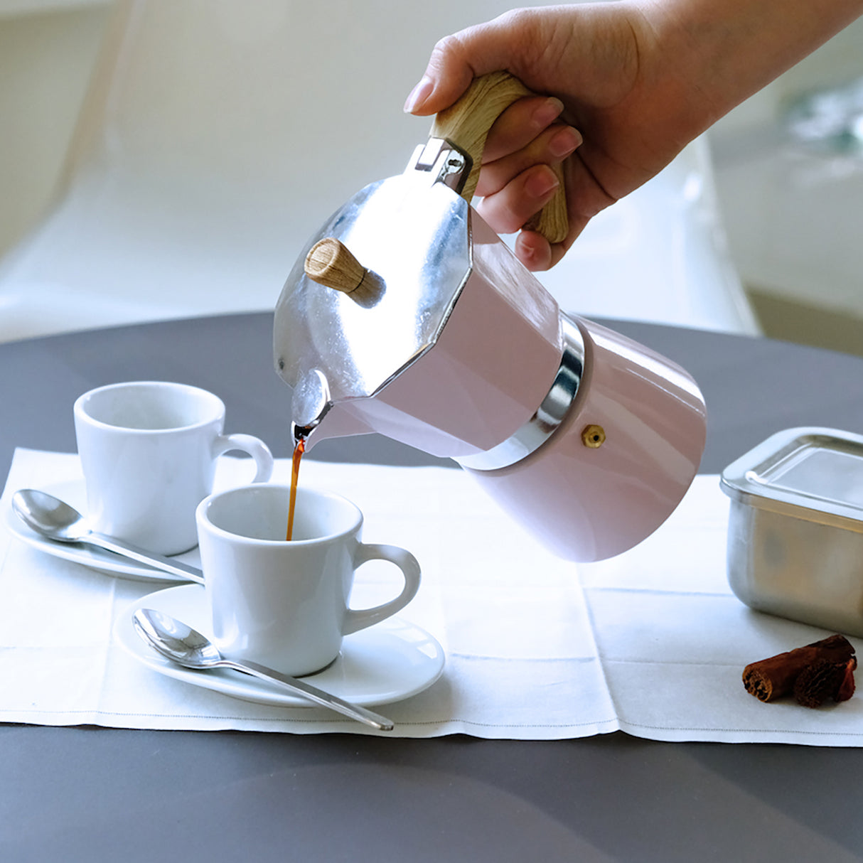 Rosa Espressokocher von GNALI & ZANI, Modell Venezia, aus Edelstahl für Kaffeezubereitung.