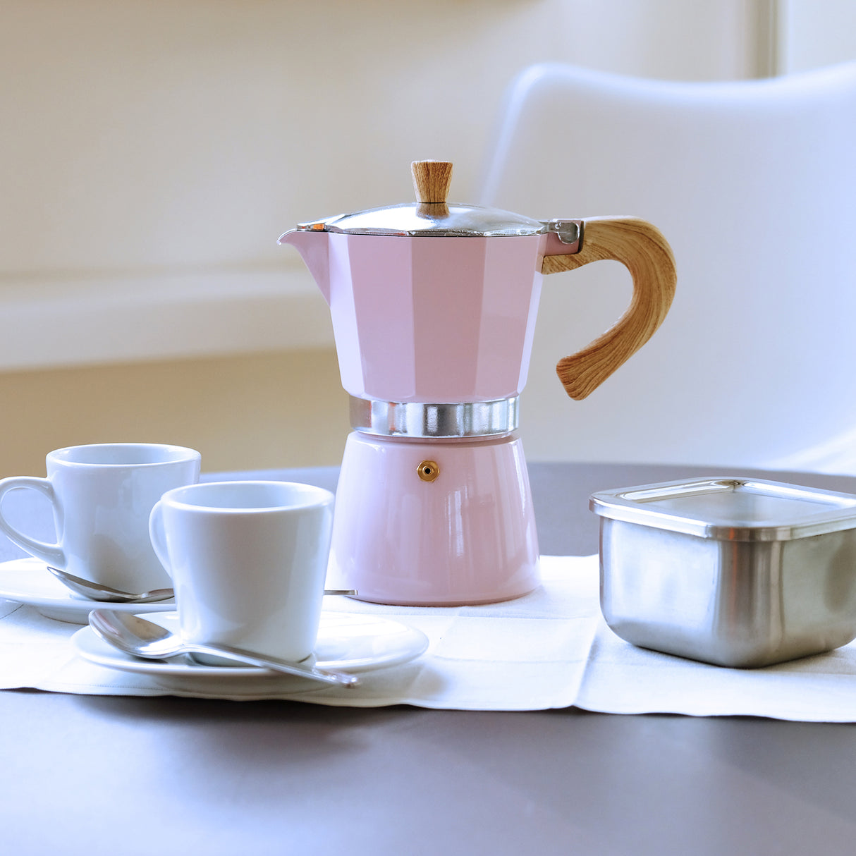 Rosa Espressokocher von GNALI & ZANI, Modell Venezia, aus Edelstahl, mit Griff und Deckel, perfekt für Kaffeezubereitung.