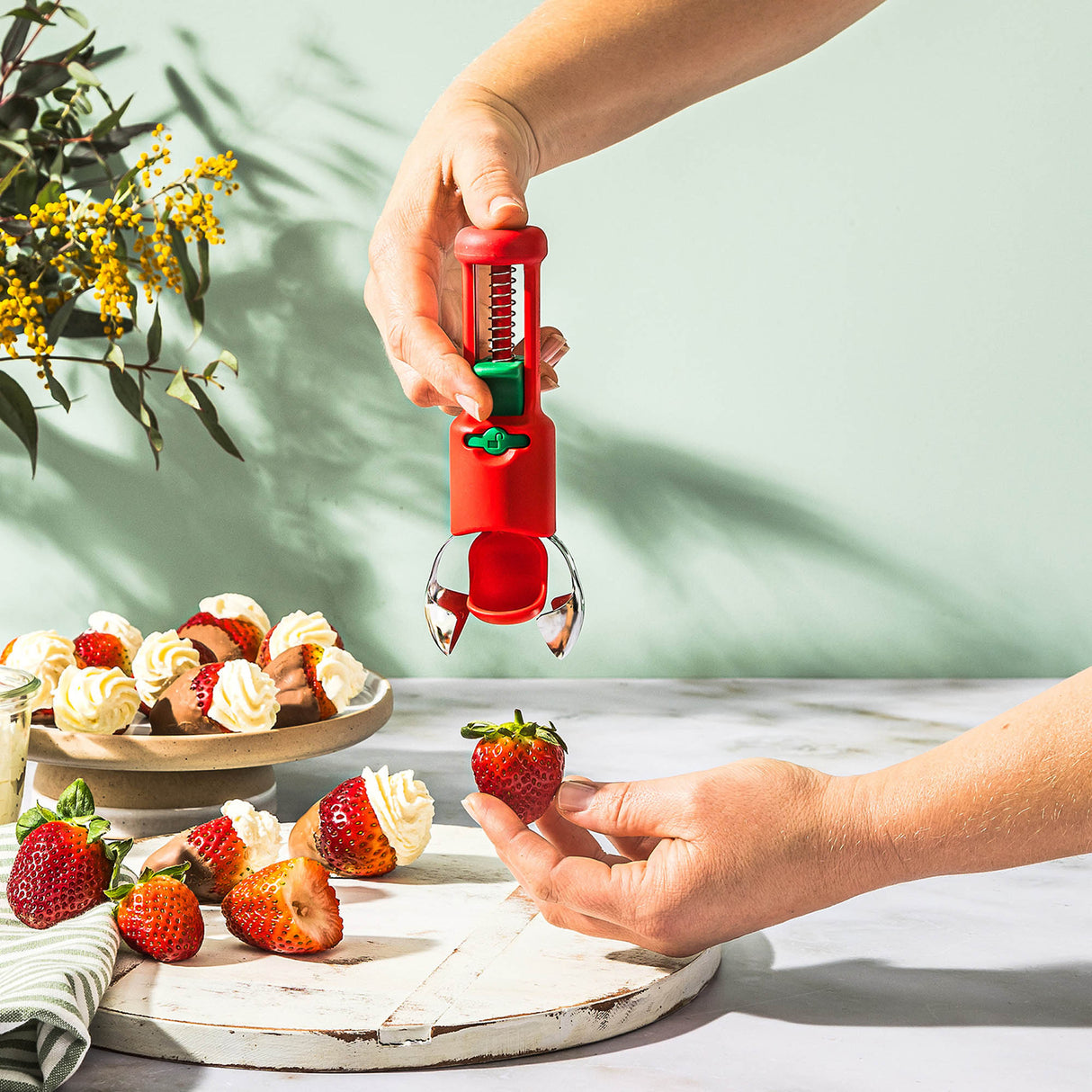 Roter Obst-Entkerner HULLAPIT von DREAMFARM, 12,5 cm, mit Edelstahlklinge zum Entfernen von Kernen aus Früchten.