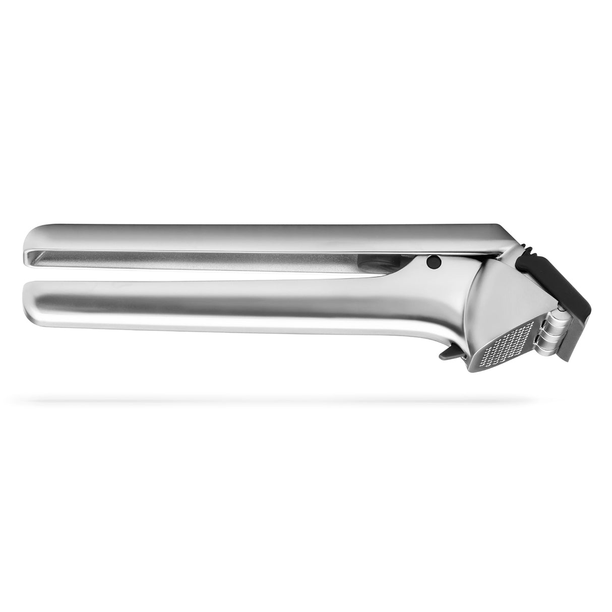 DREAMFARM Knoblauchpresse von GARJECT, langlebiges Edelstahl-Gadget zum einfachen Zerkleinern von Knoblauch, in Gebrauch.