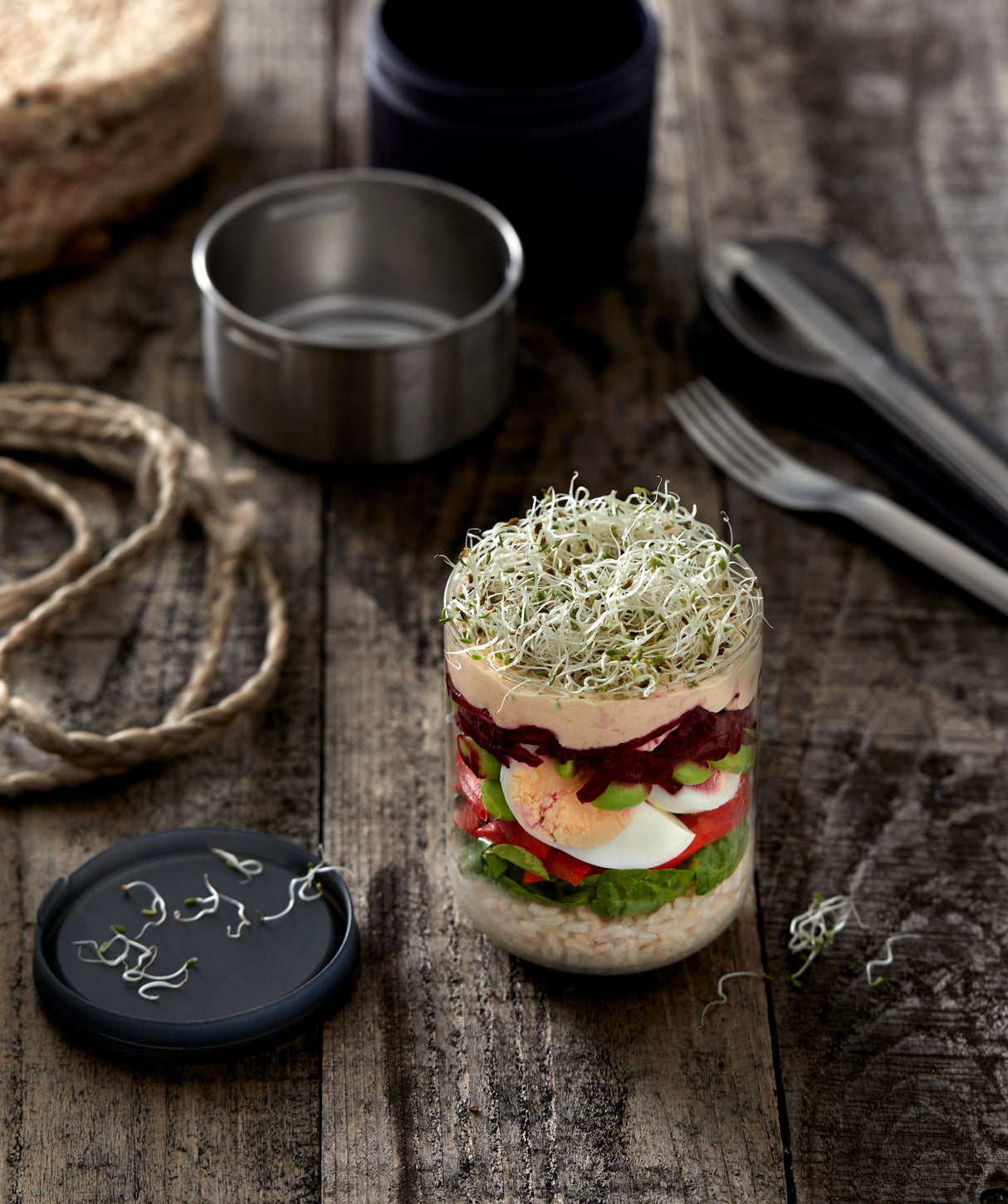 Schwarze BLACK+BLUM Lunchschale aus Schiefer für To-Go-Lunch, mit Edamame-Reis und Protein, langlebig und stilvoll gestaltet.