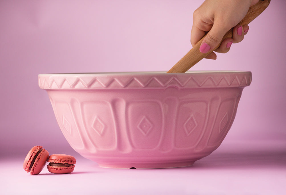 Pinke Rührschüsseln aus Steingut von Mason Cash, in drei Größen, ideal zum Mischen und Backen.
