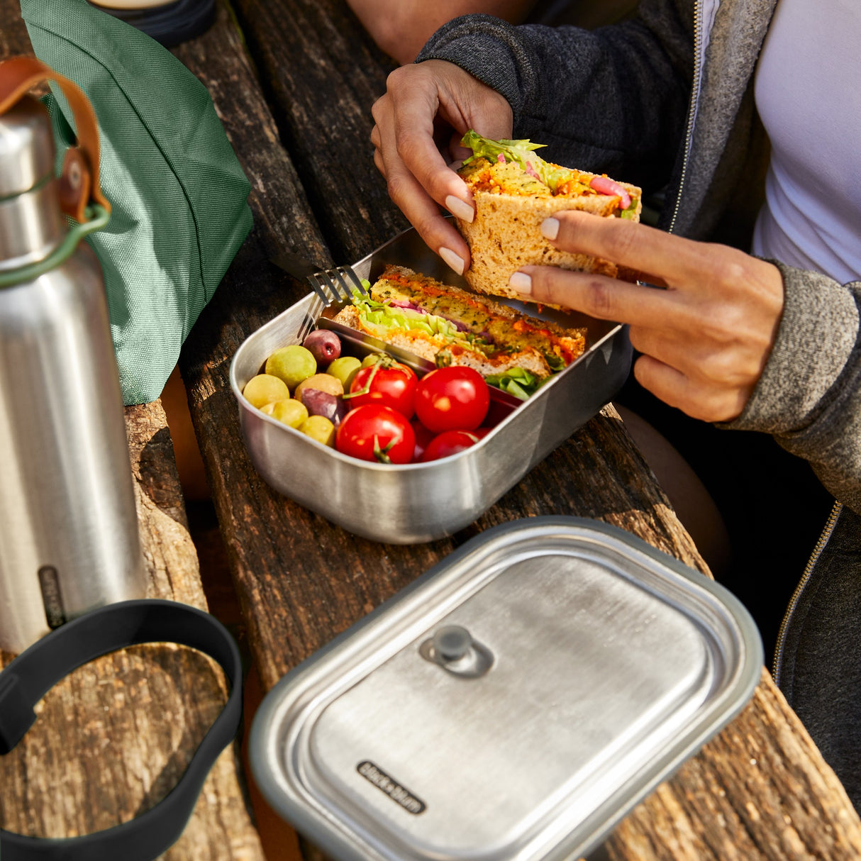 Schwarze BLACK+BLUM Lunchbox CLASSIC in orange, 1000 ml, aus robustem Stahl für Mittagessen und unterwegs