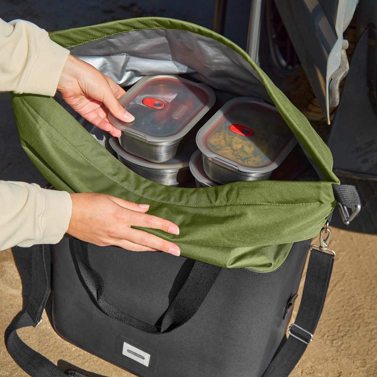 BLACK+BLUM Kühltasche aus Isoliermaterial, faltbar und vielseitig, offen mit grüner Moss-Farbe, ideal für Picknick und Strand.
