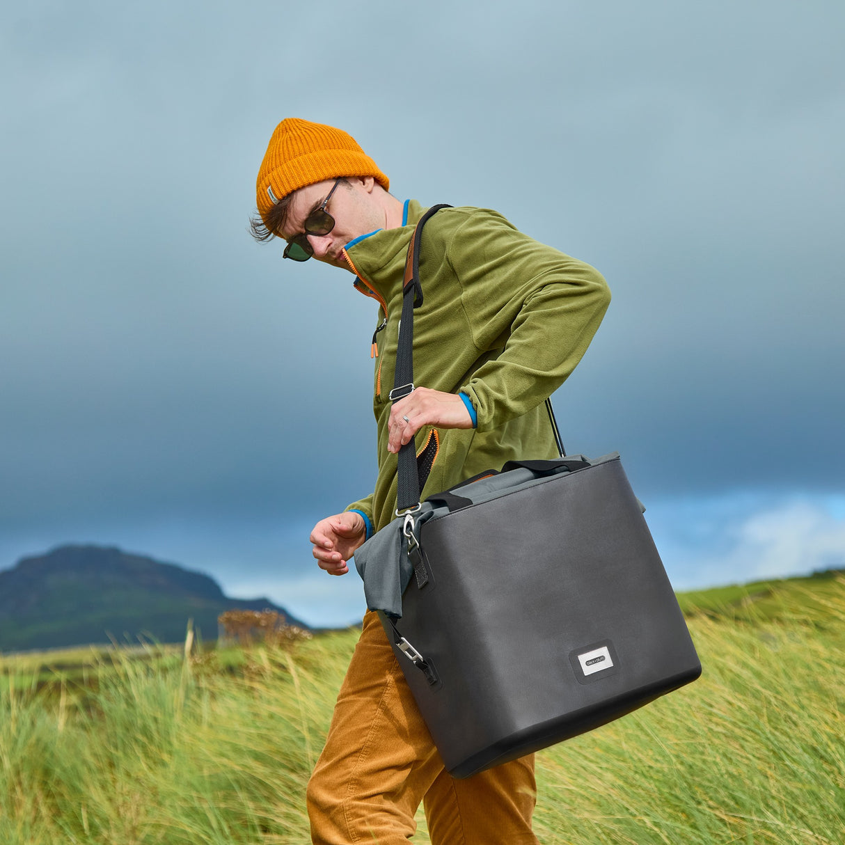 Schwarze BLACK+BLUM Kühltasche aus Isoliermaterial, faltbar, mit Schultergurt für Picknick oder Strand.