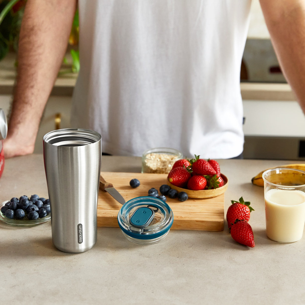 BLACK+BLUM Isolierbecher, Travel Tumbler, schwarzer Edelstahlbecher mit Deckel für heiße und kalte Getränke, sommerliches Design