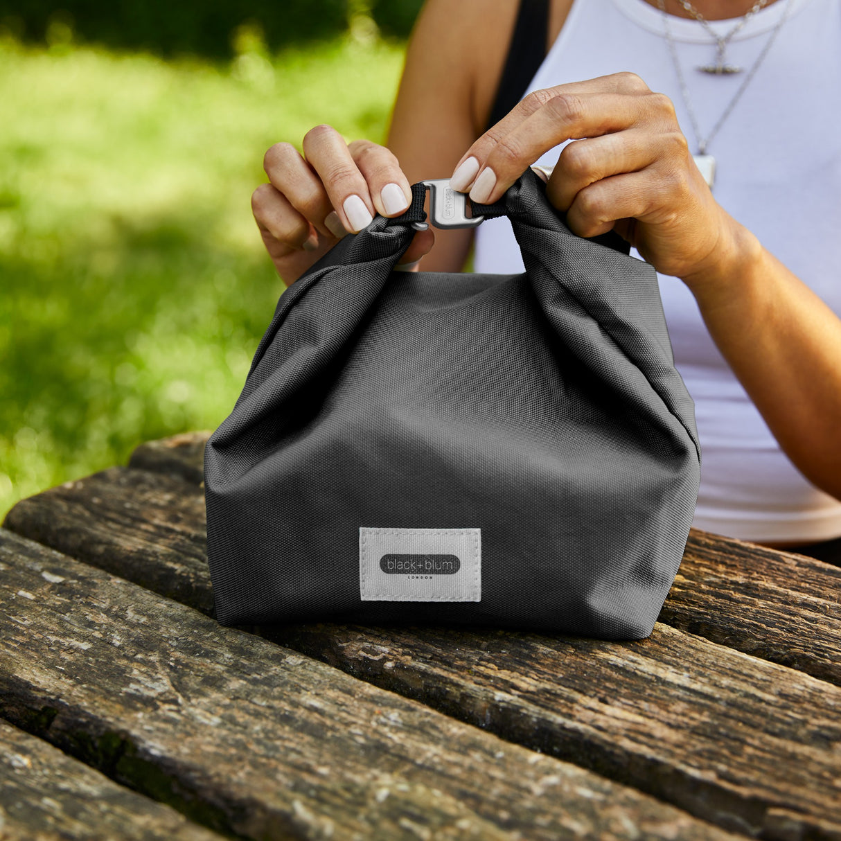 Schwarze BLACK+BLUM Lunchbag für unterwegs, ideal für Picknicks und Wandertouren, mit geräumigem 6,7 Liter Fassungsvermögen
