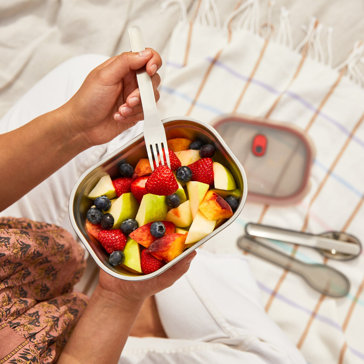 MULTIFUNKTIONSDOSE von BLACK+BLUM aus Edelstahl, ideal für Obst, Salat und Snacks, mit praktischem Design und sicheren Verschluss