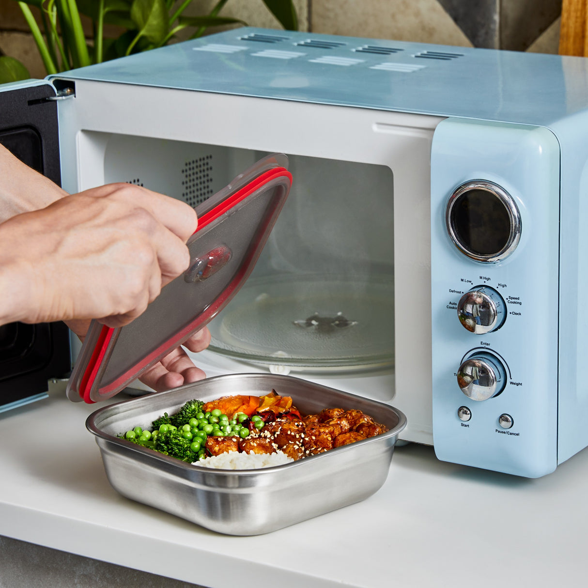 Schwarze BLACK+BLUM Multifunktionsdose aus Edelstahl, mikrowellengeeignet, quadratisch, ideal für Küchenaufbewahrung