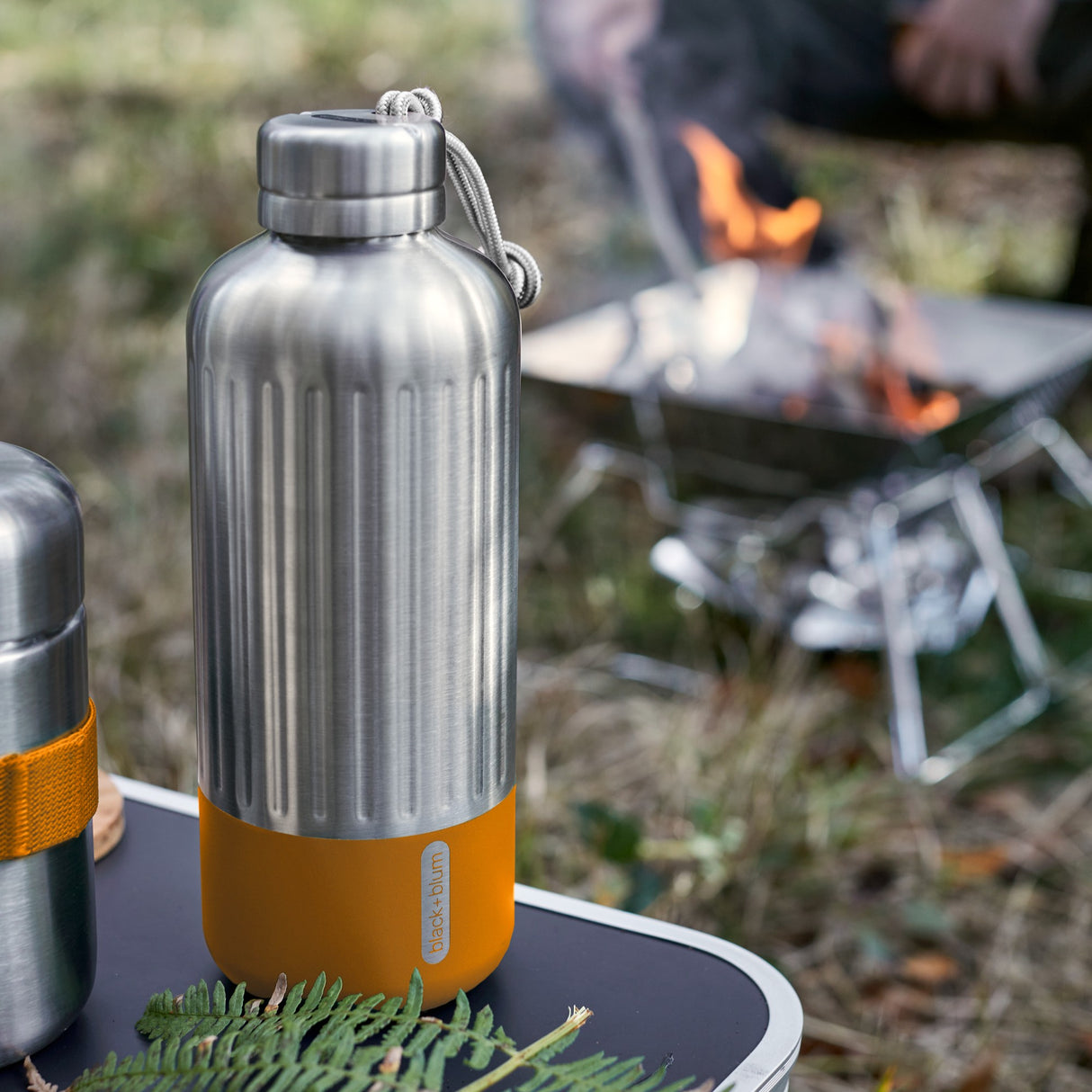 BLACK+BLUM Isolierflasche Explorer in Orange, langlebiges Edelstahl für heiße oder kalte Getränke im Camping.