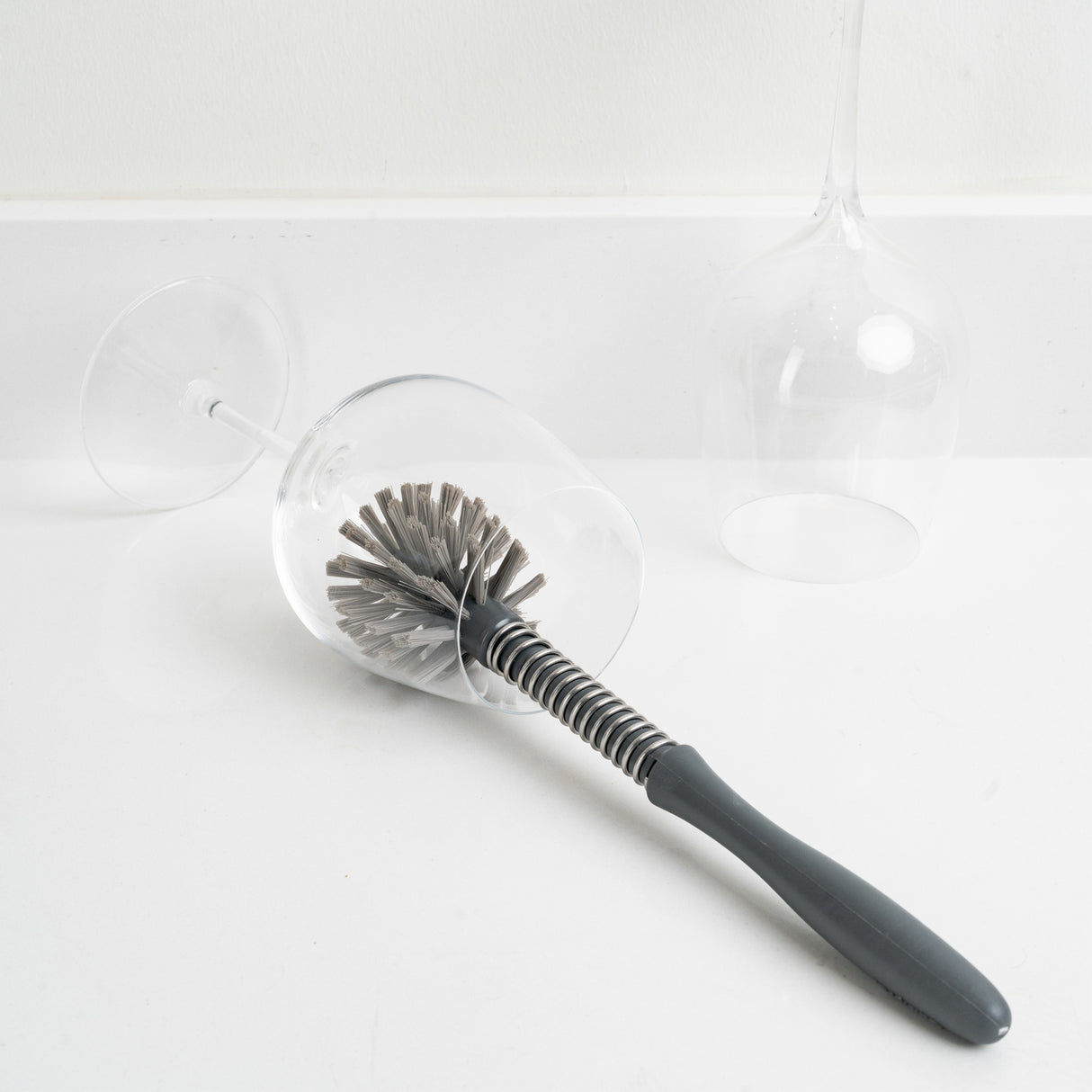 Graue Flex Bürste von CUISIPRO, 28 cm lang, mit flexiblen Borsten zum Reinigen und Entwirren von Haaren.