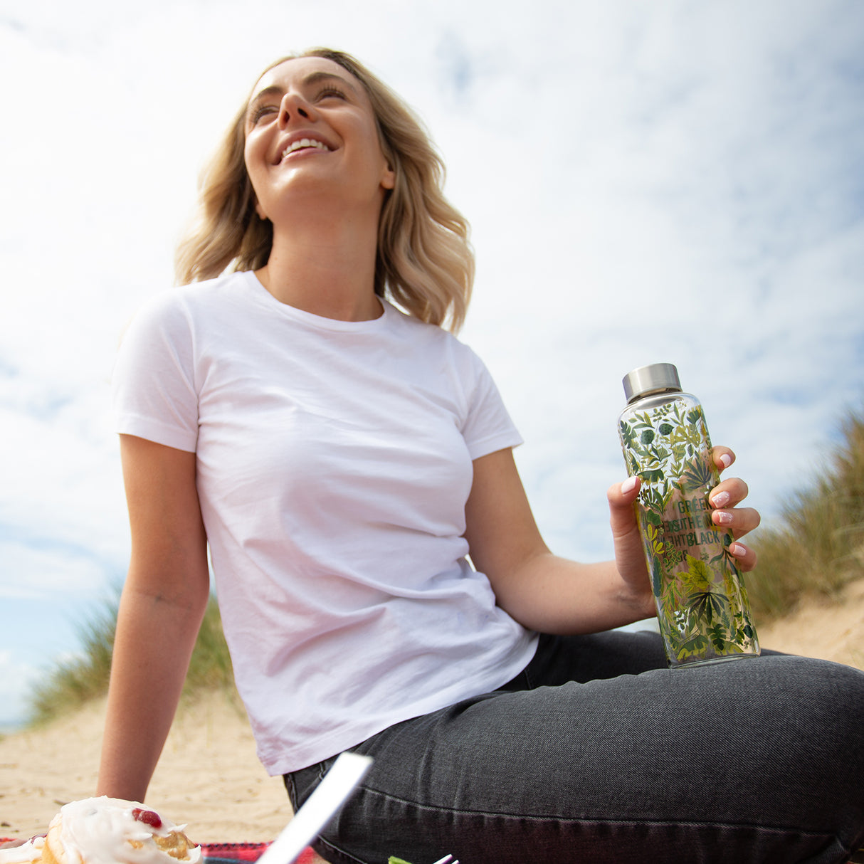 Grüne Glas-Trinkflasche PURE | GREEN von Typhoon, 600 ml, mit transparentem Verschluss, ideal für Wasser und Getränke.