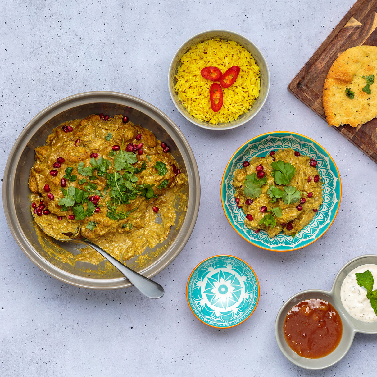 Indische Schale von Typhoon in drei Größen, aus Worlds Foods, zeigt eine detaillierte, bunte Keramikschale auf weißem Hintergrund.