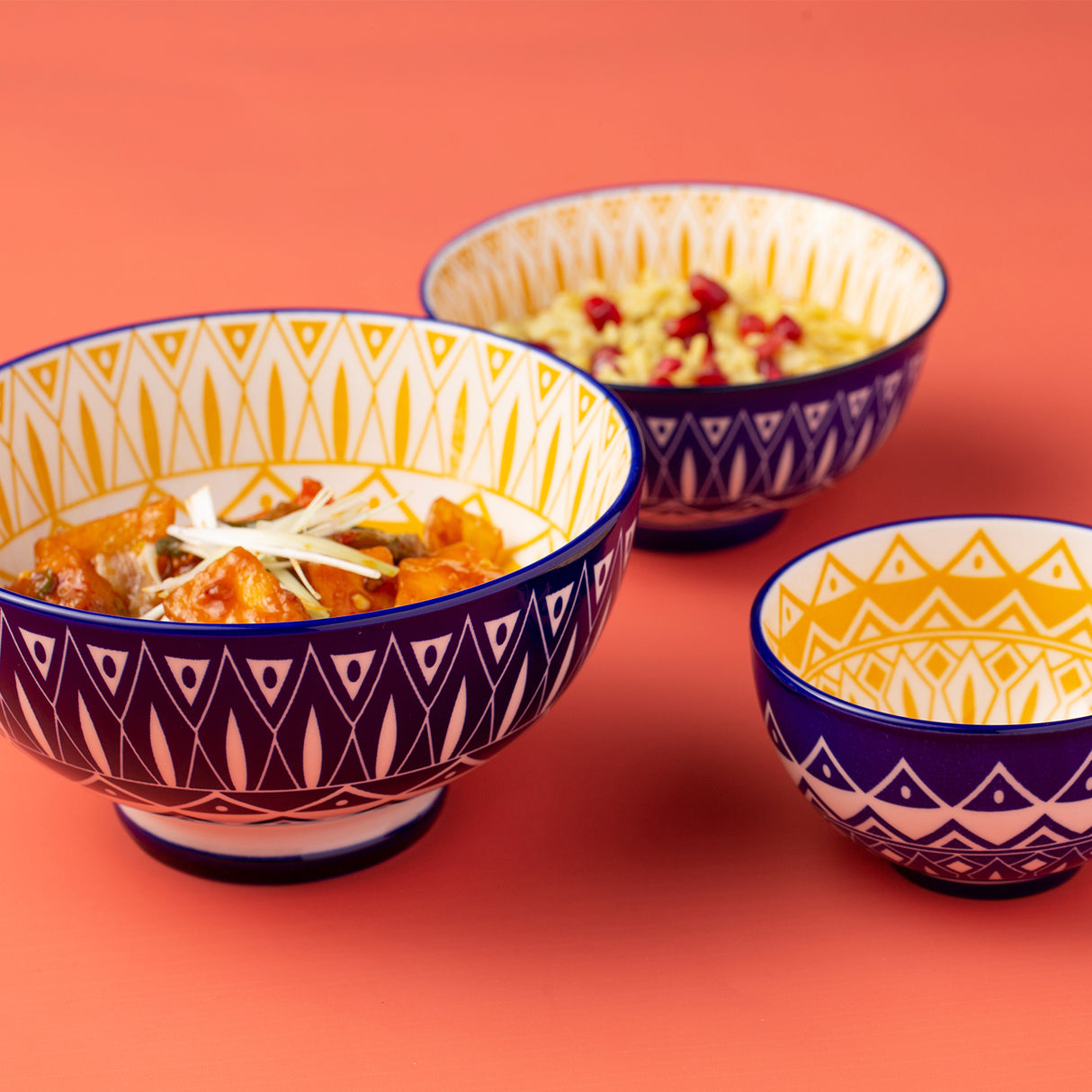 Tunis Schale von Typhoon in drei Größen, aus Worlds Foods, gezeigt in verschiedenen Größen auf einem weißen Hintergrund.