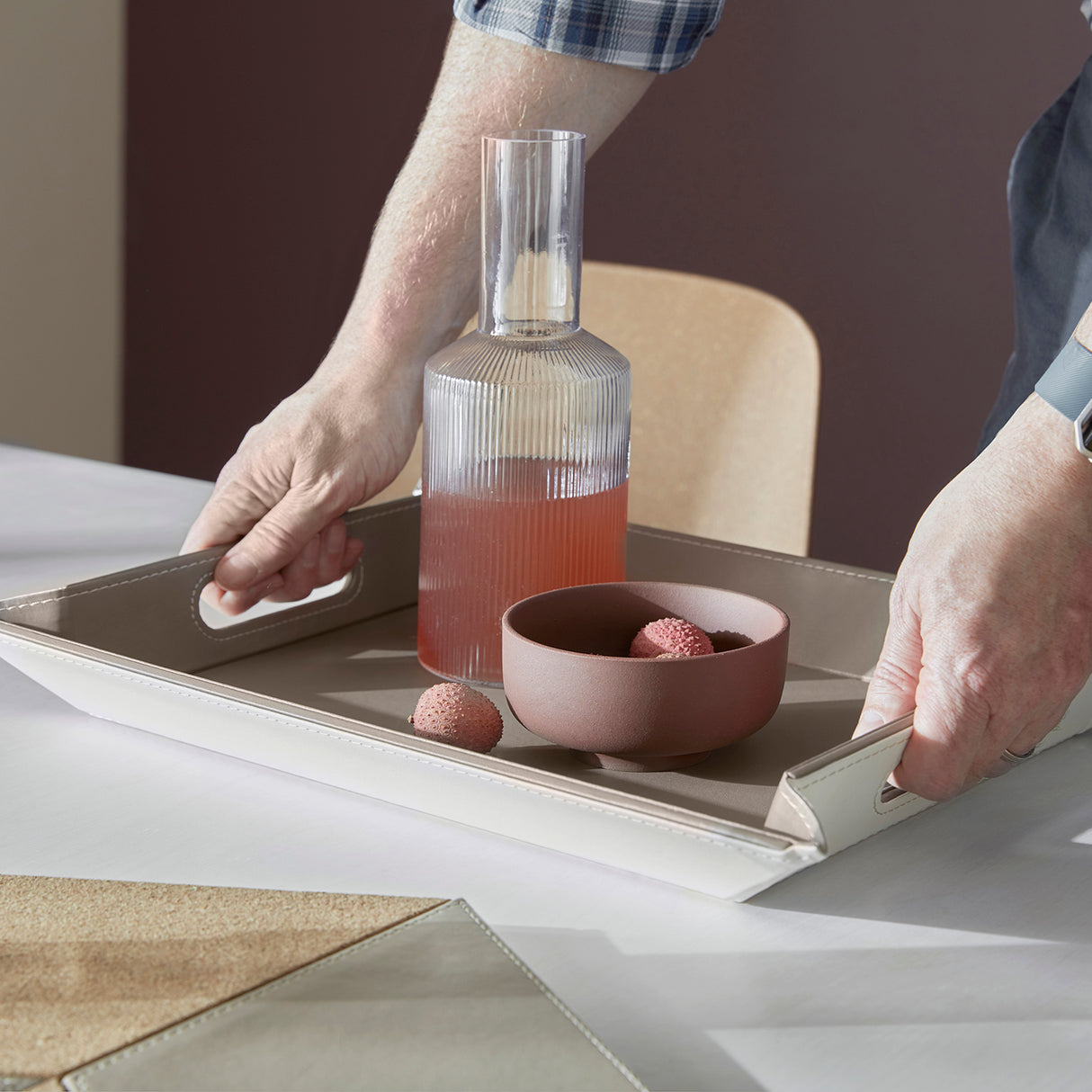Weißes und taupefarbenes FREEFORM Tablett Duo mit elegantem Design, perfekt für Servieren und Dekoration.