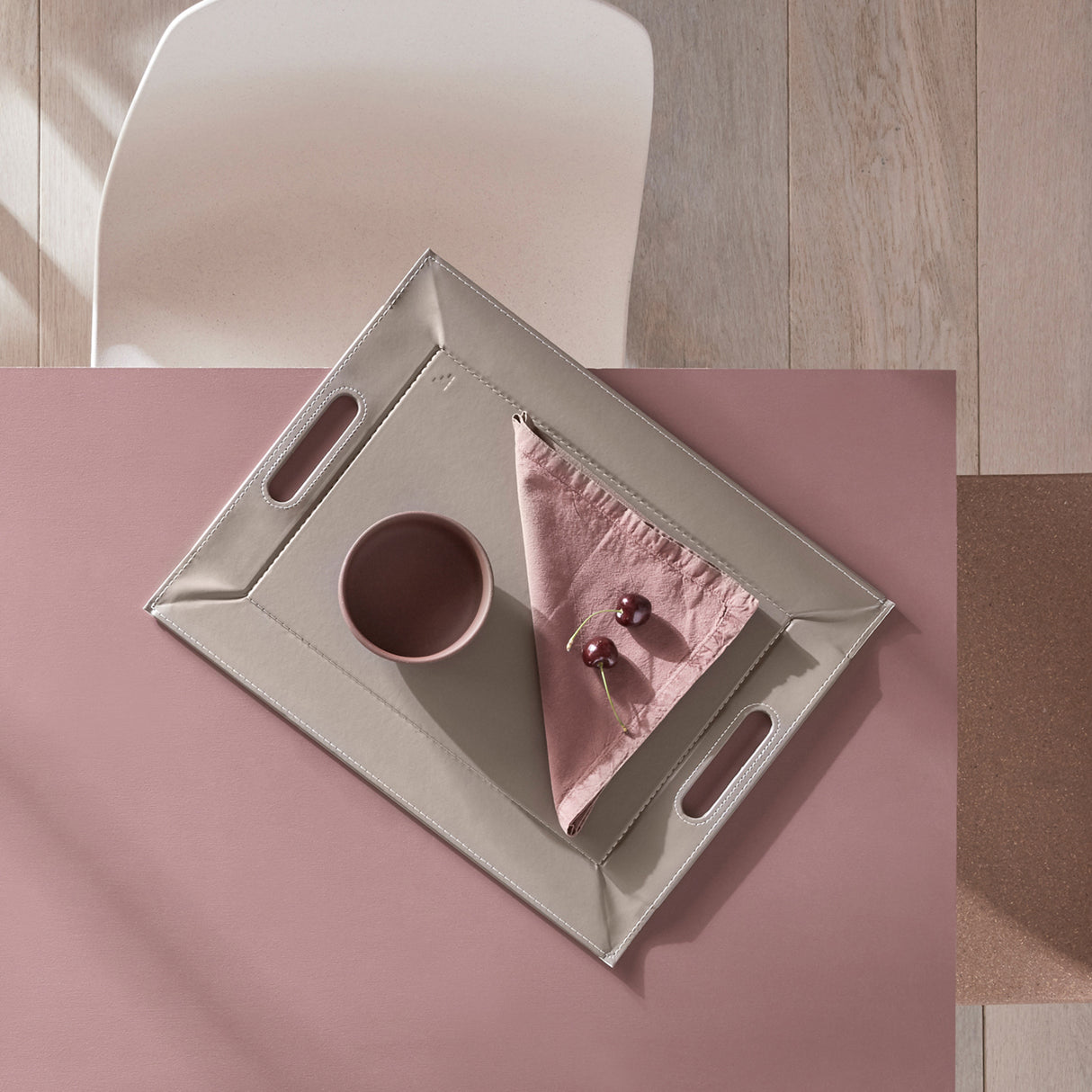 Weiße und taupefarbene Tablett Duo von FREEFORM, dekoratives Tablett mit eleganter Oberfläche und praktischem Design.