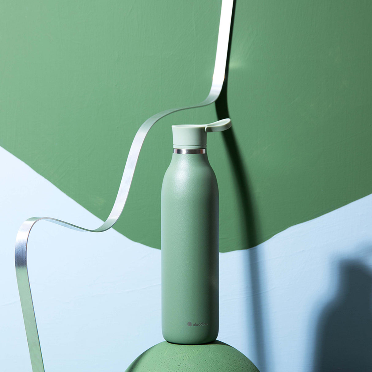 Blaue ALADDIN CityLoop Isolierflasche mit 600 ml Fassungsvermögen, 12 Farben, isoliert Getränke, Blick auf die Flasche.