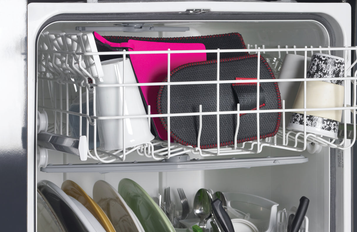 Hitzebeständiger und kältebeständiger Kochhandschuh von KitchenGrips aus FLXaPrene in drei Farben, breit und einzeln.