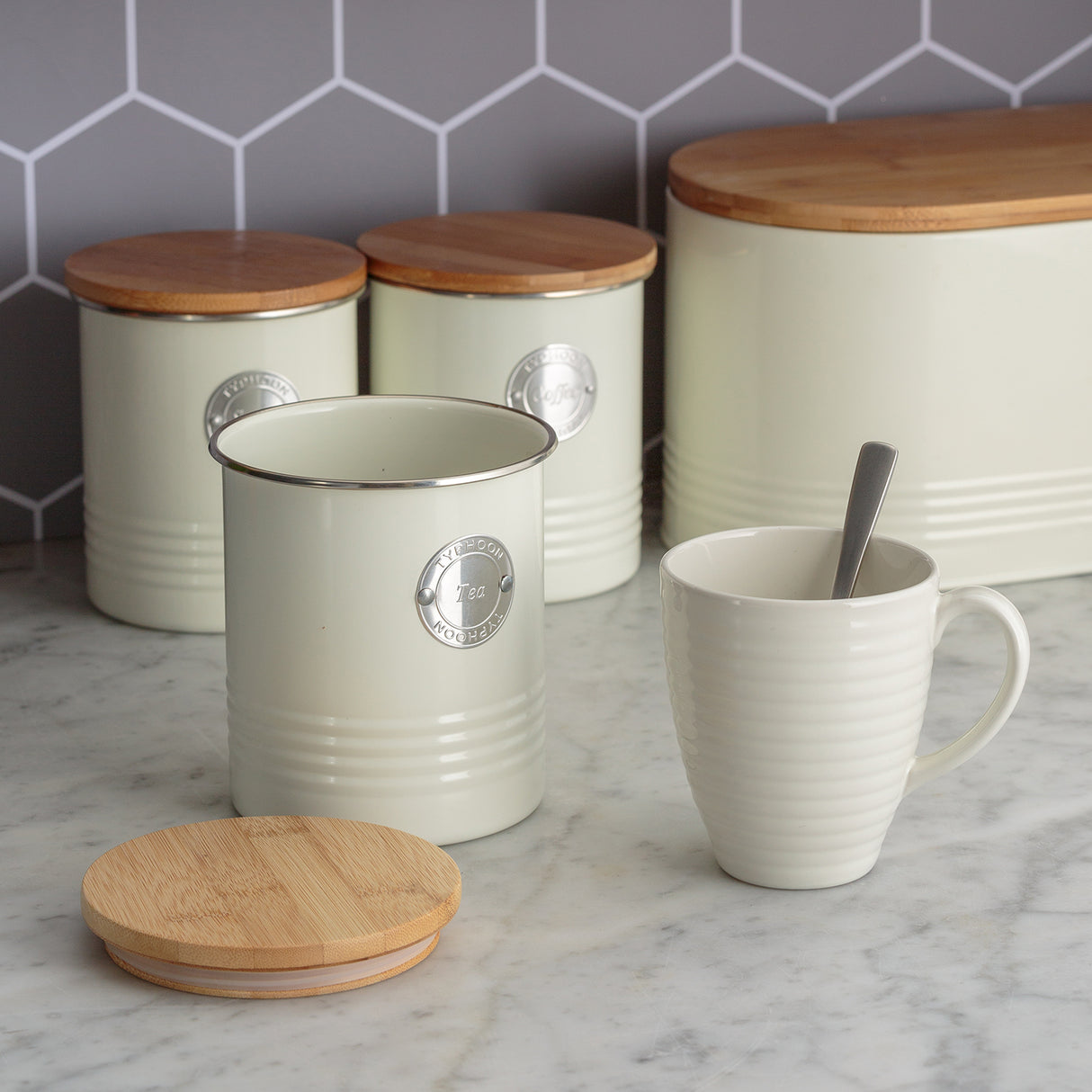 Living Collection Utensilienbehälter in Pastellcreme, 1,7 Liter, von Typhoon, mit stilvollem Design und praktischer Form.