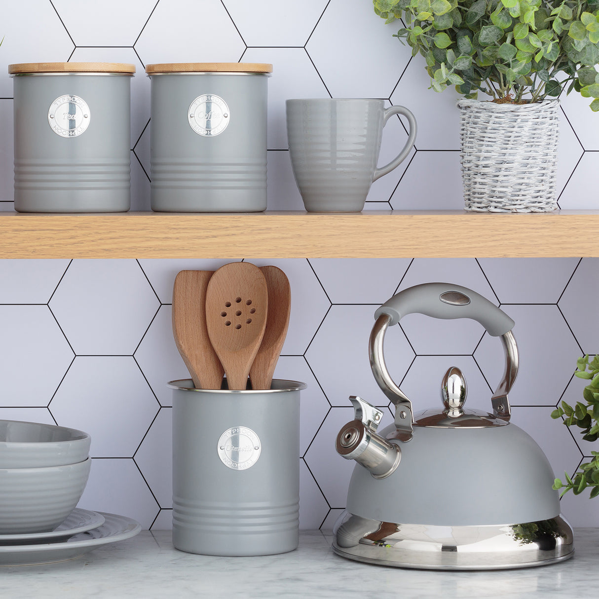 Pastellgrauer Brotkasten aus der Living Collection von Typhoon, 7,5 Liter mit Deckel, ideal für Brot und Backwaren.