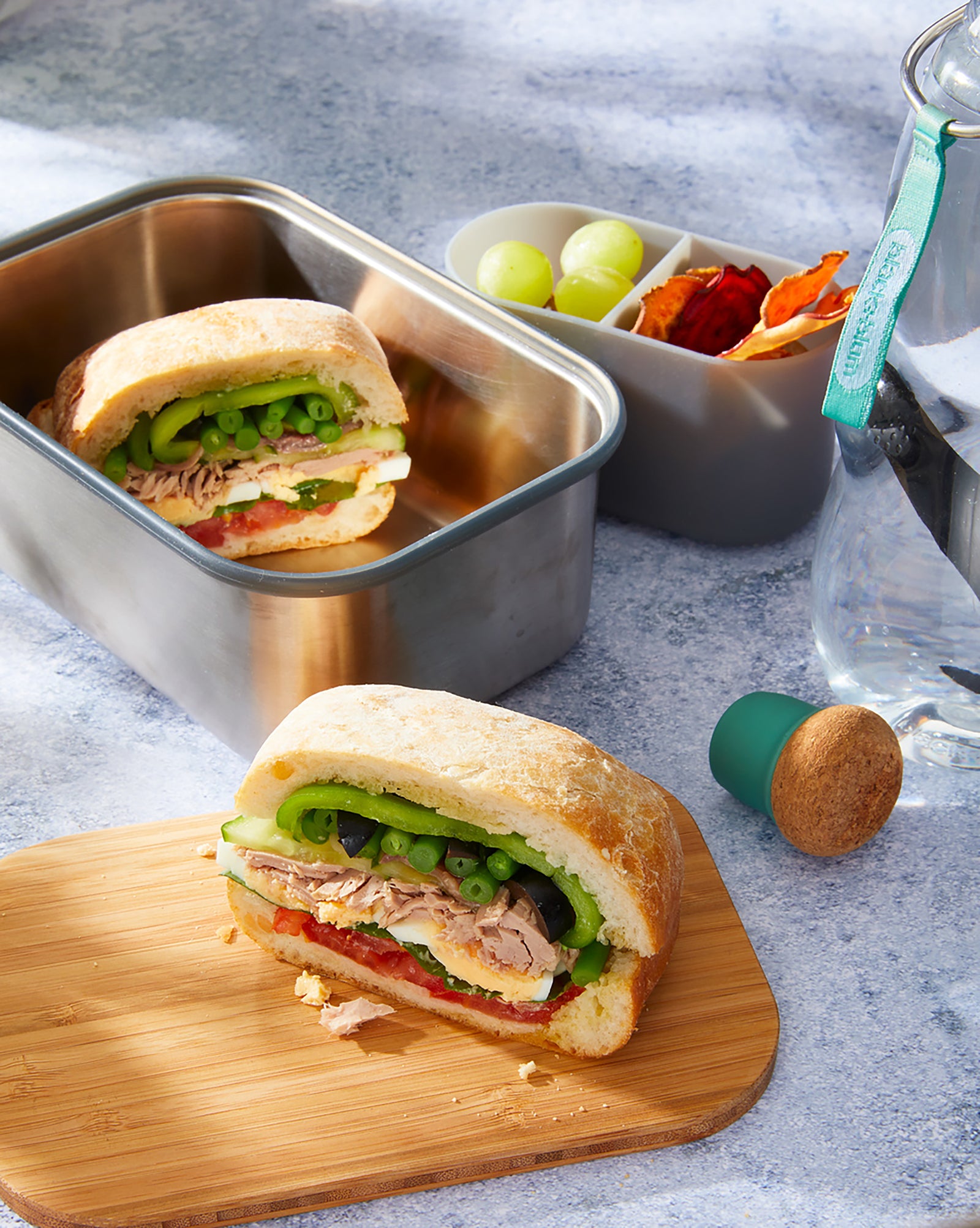 Pan Bagnat mit Thunfisch, Oliven und Basilikum