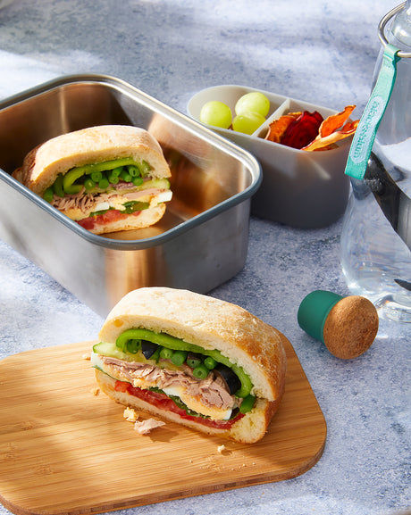 Pan Bagnat mit Thunfisch, Oliven und Basilikum