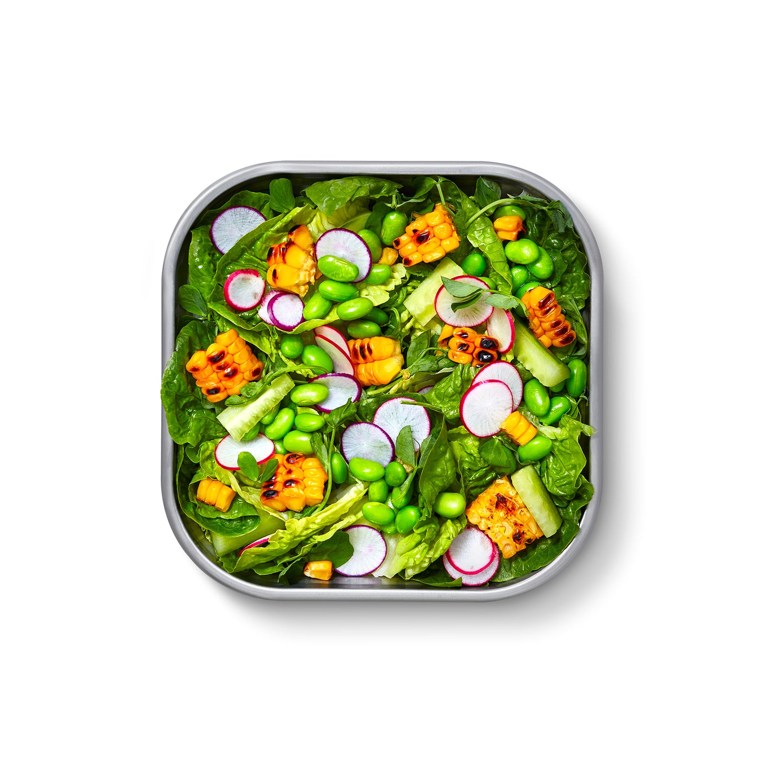 Sommerlicher Salat mit Mais, Gurken, Radieschen, Edamame und grünem Salat