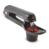 Schwarzer CUISIPRO Kirsch- und Olivenentkerner mit ergonomischem Griff, zum Entkernen von Kirschen und Oliven.