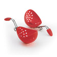 Roter CUISIPRO Eier-Pochierer aus hitzebeständigem Kunststoff mit ergonomischem Griff und antihaftbeschichteter Oberfläche.