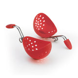 Roter CUISIPRO Eier-Pochierer aus hitzebeständigem Kunststoff mit ergonomischem Griff und antihaftbeschichteter Oberfläche.