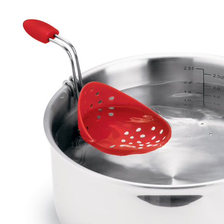 Roter CUISIPRO Eier-Pochierer aus Silikon, zeigt die Kochmethode für perfekt pochierte Eier in einer Pfanne.