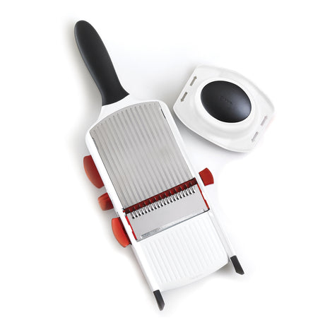 Weißer CUISIPRO Hobel SGT, nah aufgenommen, zeigt die scharfe Klinge und den ergonomischen Griff.