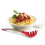 Roter CUISIPRO Spaghettilöffel ELEGANCE aus Edelstahl, 31 cm lang, liegt auf einem Teller mit Pasta.
