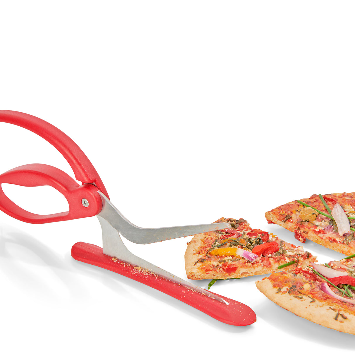 Rote CUISIPRO Pizzaschere mit Edelstahlklinge zum sauberen Schneiden von Pizza auf einer Küchenarbeitsplatte.