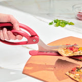 Rote CUISIPRO Pizzaschere mit Edelstahlklinge zum sauberen Schneiden von Pizza, Nahaufnahme.