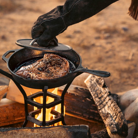 Schwarzer Lodge Grill aus robustem Metall mit Griffen und Deckel, ideal für das Grillen im Freien.