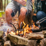 Schwarzer Lodge Grill aus Gusseisen mit Griffen, ideal für Outdoor-Grillabende und perfekte Bratergebnisse.